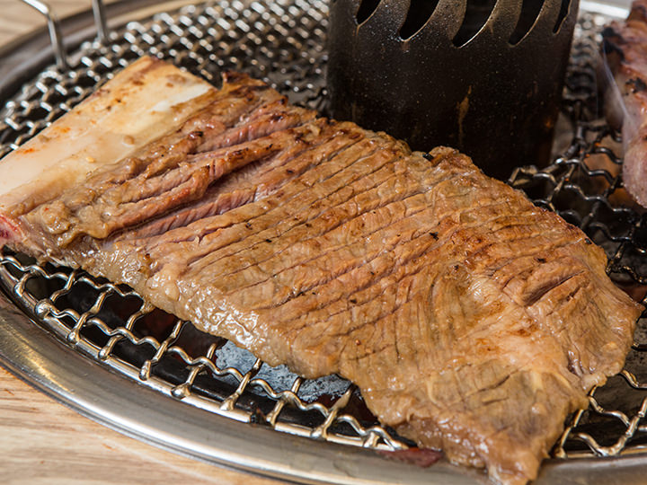 オリジナルのタレでしっかり味付けされたお肉