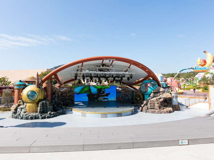 セントラルステージ
「ミスティック・アイランド」のショーが行なわれる会場