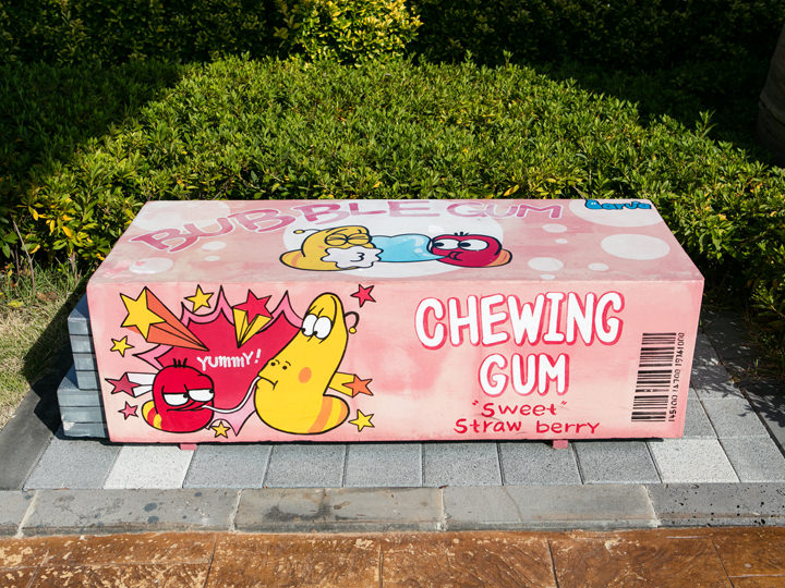 キュートなチューインガムの形をしたベンチ