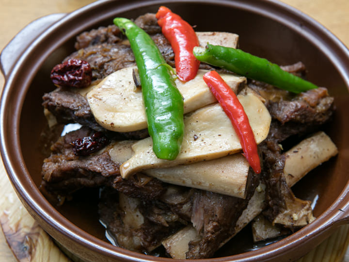 醤油ベースの甘辛いタレで２時間蒸し煮に