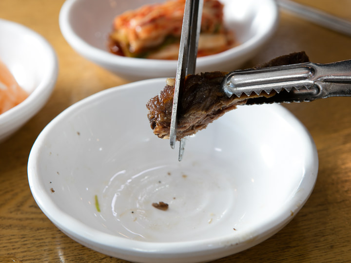 ハサミで1口サイズに切って食べましょう