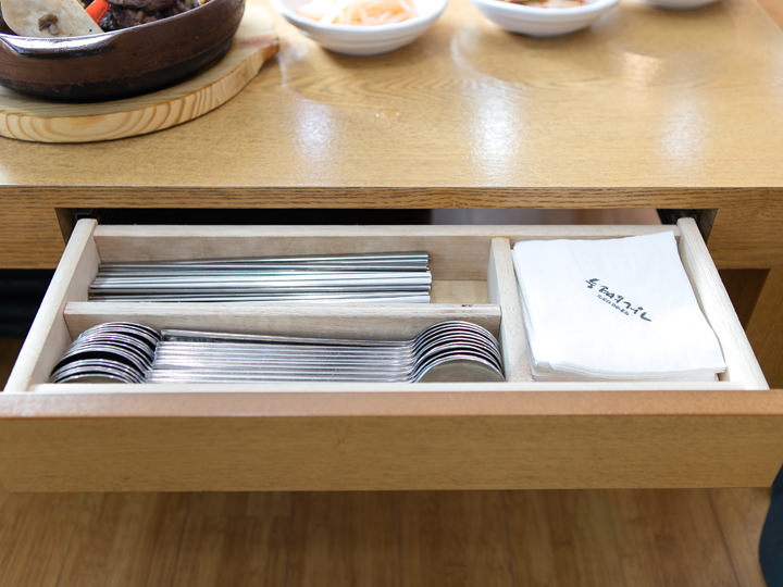 テーブルの引き出しにある箸・スプーン
