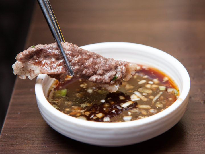 醤油ベースのタレに漬けて