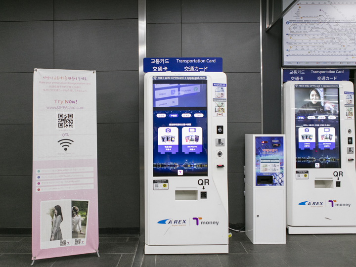 (1) 「私だけの交通カード」の自動販売機へ行きます