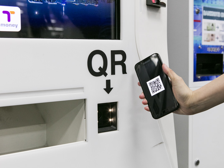 (3)あらかじめ作成しておいたイメージ用QRコードを機械右下のQRコードリーダーにかざします