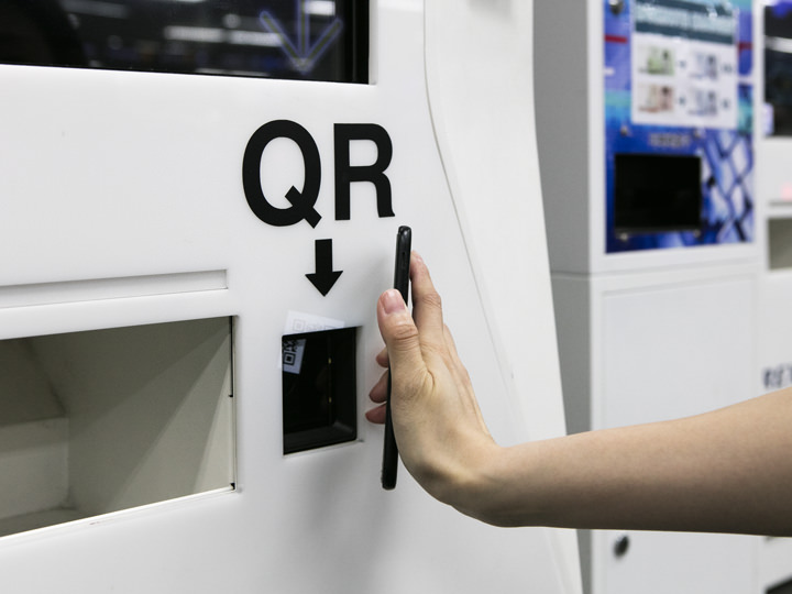 (6)決済用QRコードを機械右下のQRコードリーダーにかざします