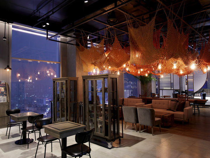 ゆったりと楽しめるラウンジは宿泊客なら自由に利用可能。