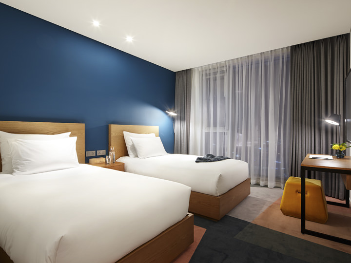 センスが光るインテリアが特徴的な客室。ベッドは、有名ブランド「シモンズ」の寝具を使用。