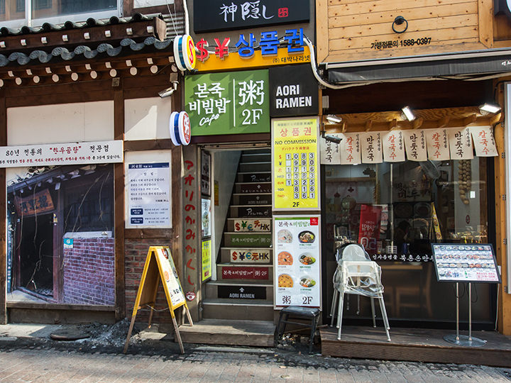 テバッナラ両替所は階段を上がって2階に位置