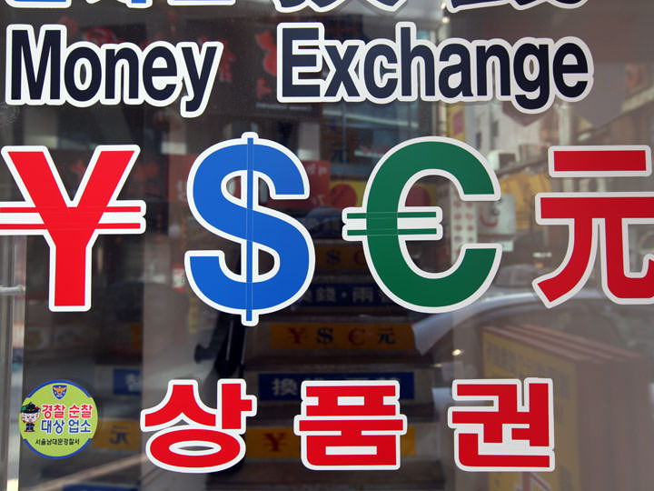 英・日・中などの通貨単位が併記されることが多い