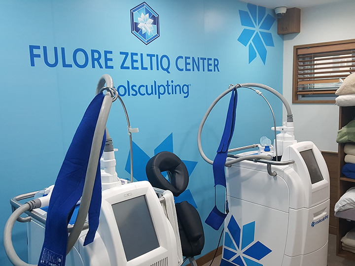 座って施術を受けるタイプのクールスカルプティング専用ルーム