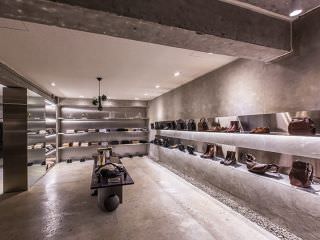 地下１階には、デイリー使いしやすいカバンや靴が中心