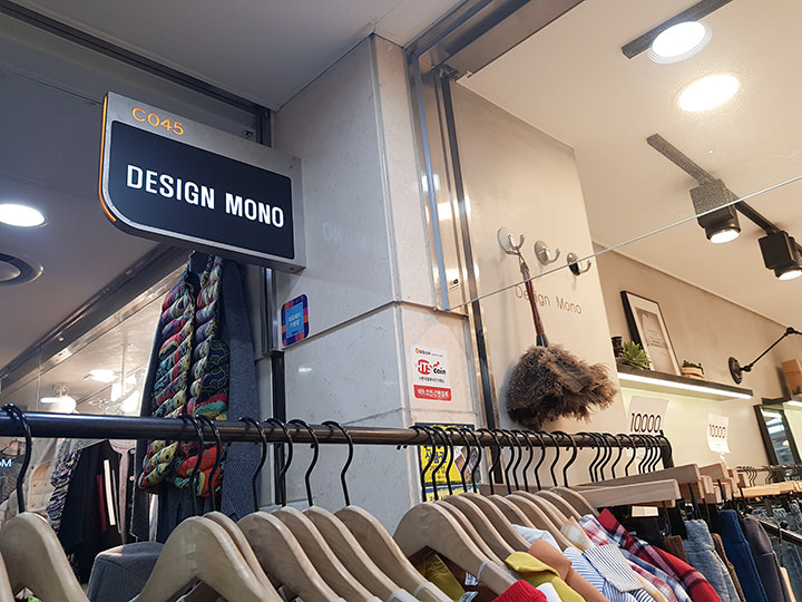 列を表すA~Dのアルファベットと、東から西に数が大きくなる3桁の数字で構成される看板の店番号