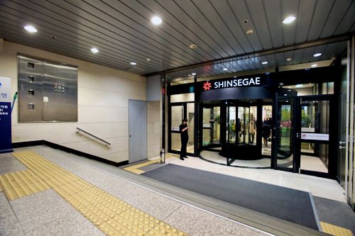 地下鉄駅と「新世界百貨店」地下1階食品館が連結