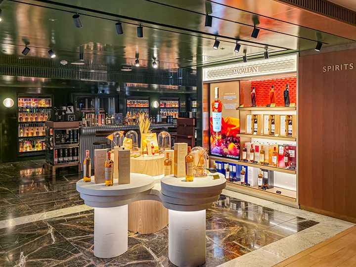 1階には世界のお酒が集まるリカーショップも