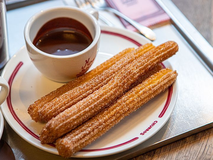 チョコソースにディップするチュロスが人気