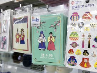 韓国伝統シリーズにはキーホルダーや鏡など種類も多様
