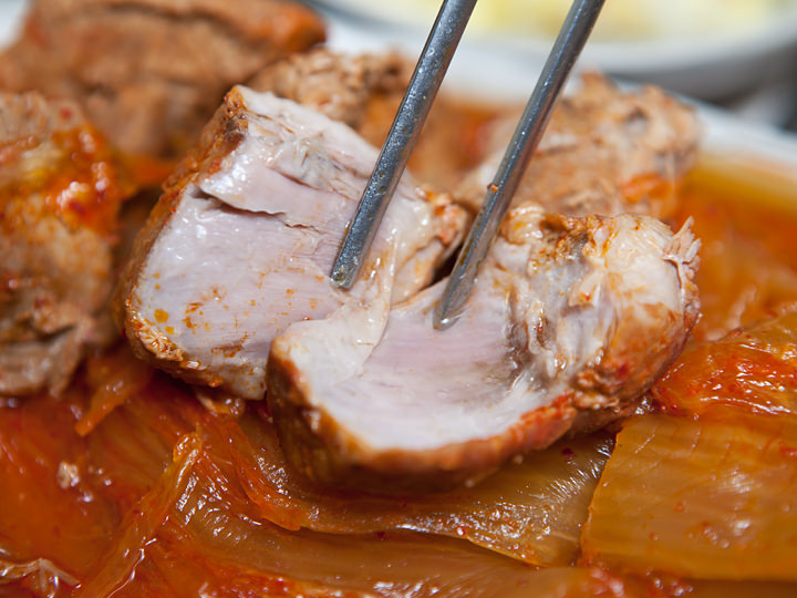 キムチで豚肉を包んで一緒に食べる