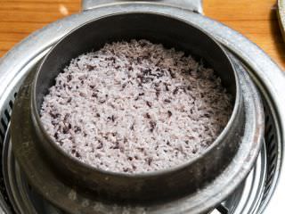 米粒が立った黒もち米ご飯