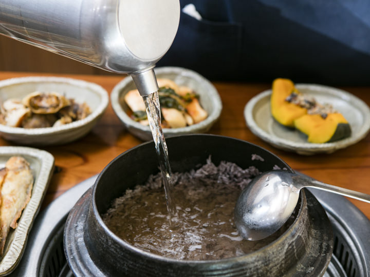 釜にお湯を注ぎます