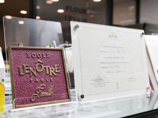 フランスの製菓学校「LENOTRE」の卒業証明書と記念碑