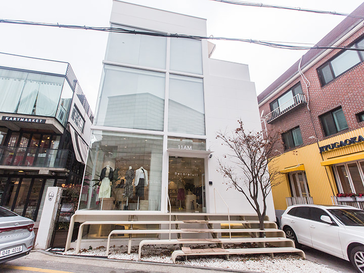 カロスキル通りから1本入った通りにある入り口