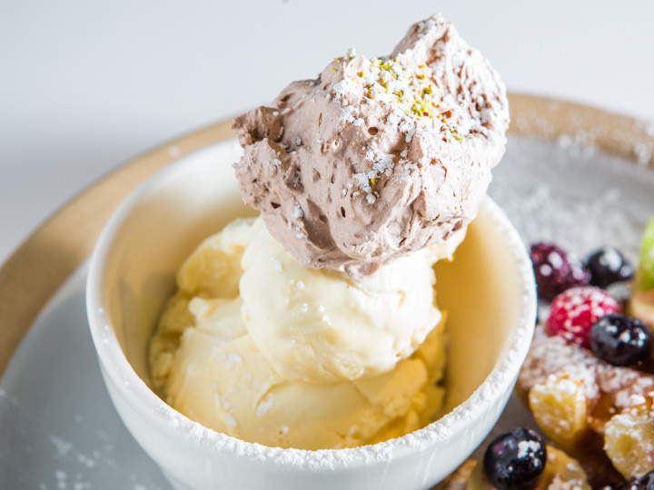 ピスタチオ入りのチョコクリームとバニラアイスクリーム
