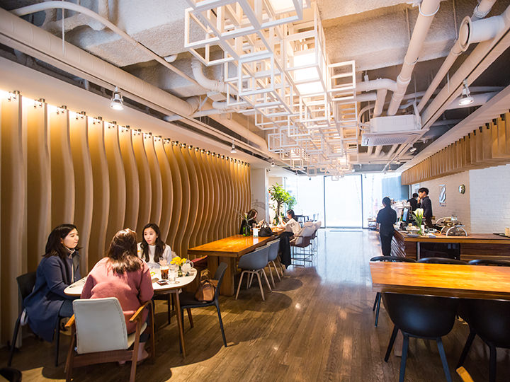 オレンジ色の灯りに包まれ落ち着いた雰囲気