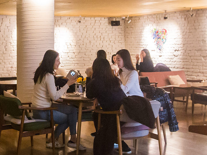 女子会や大人数で訪れて食事をシェアできます