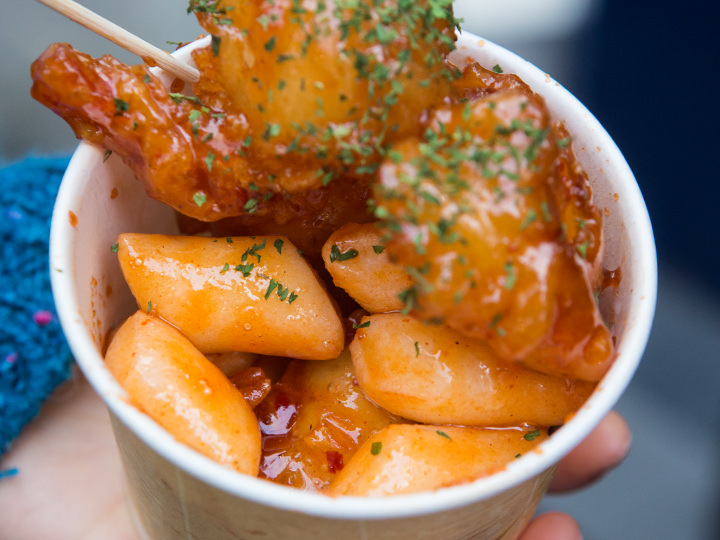 モチモチのトッポッキまで入っていて、1つで2つのグルメを楽しめる♪