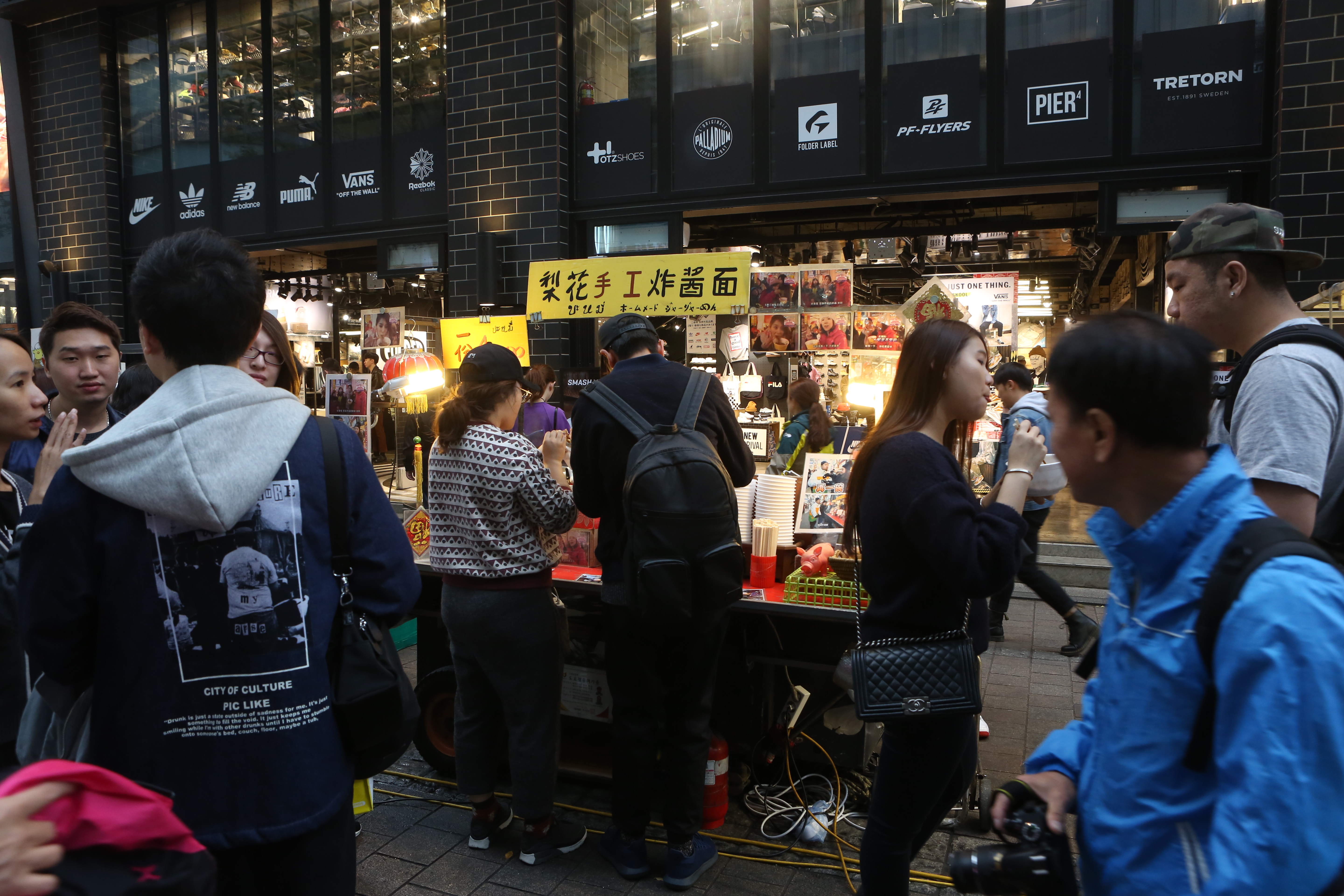 「ジャージャー麺」屋台