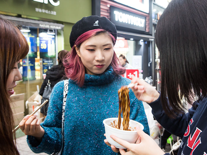 黒いソースと麺をよくかき混ぜて食べるのが韓国流