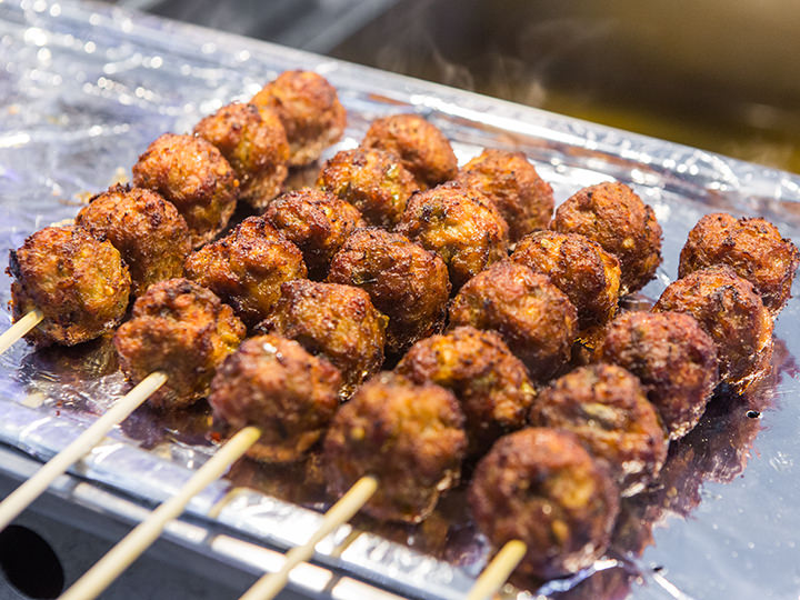 トッカルビ肉団子(トッカルビワンジャ)
価格:1串 4,000ウォン
ももか:肉団子の串焼きです。肉団子一つ一つが大きくて、見るからにジューシー。味は辛いものと、辛くないものから選べます。