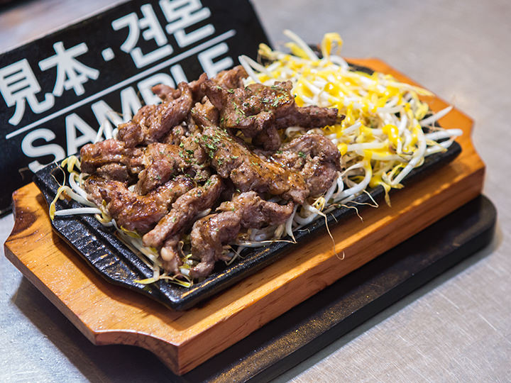 ステーキ(ステイク)
価格:1皿 7,000ウォン
ダウン:その場で焼いてくれる本格熱々ステーキを手軽に楽しめます!肌寒い季節にがぶっとかじりついてください♪