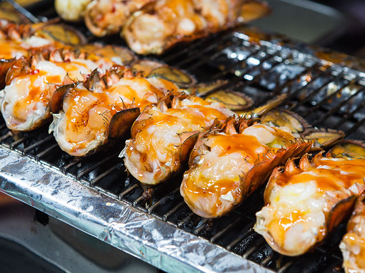 ロブスター焼き(ラッストークイ)
価格:1匹 15,000ウォン
えまり:旬のグルメだからか、明洞で何軒も見かけました。注文するとプリプリのロブスターにコーンとチーズをたっぷりトッピングしてくれるので、とっても贅沢!