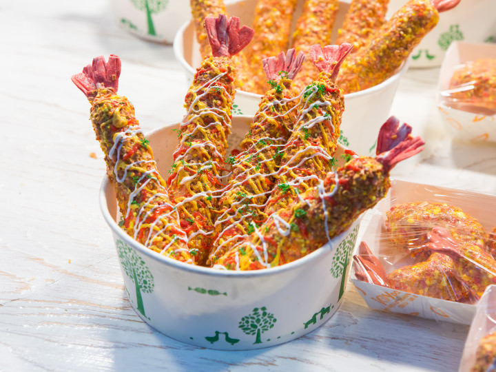 海老フライ(セウティギム)
価格:5個入り 5,000ウォン
えまり:ケチャップやマスタードをお好みでかけて、長めの爪楊枝に刺して食べる様子はまるでホットドッグのよう。日本では醤油やタルタルソースなどをかけることが多いですよね。私だけ…(笑)?