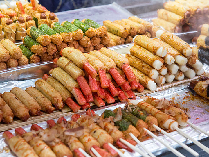 ホットバー(ハッパ)
価格:1串 3,000ウォン
えまり:細長い練り物が串に刺さった「ホットバー」。種類は、野菜、エゴマ、唐辛子、チーズ、マテ貝、餅、ソーセージ、盛り合わせと実に多様。選択肢が多くて目移りしそうですね。