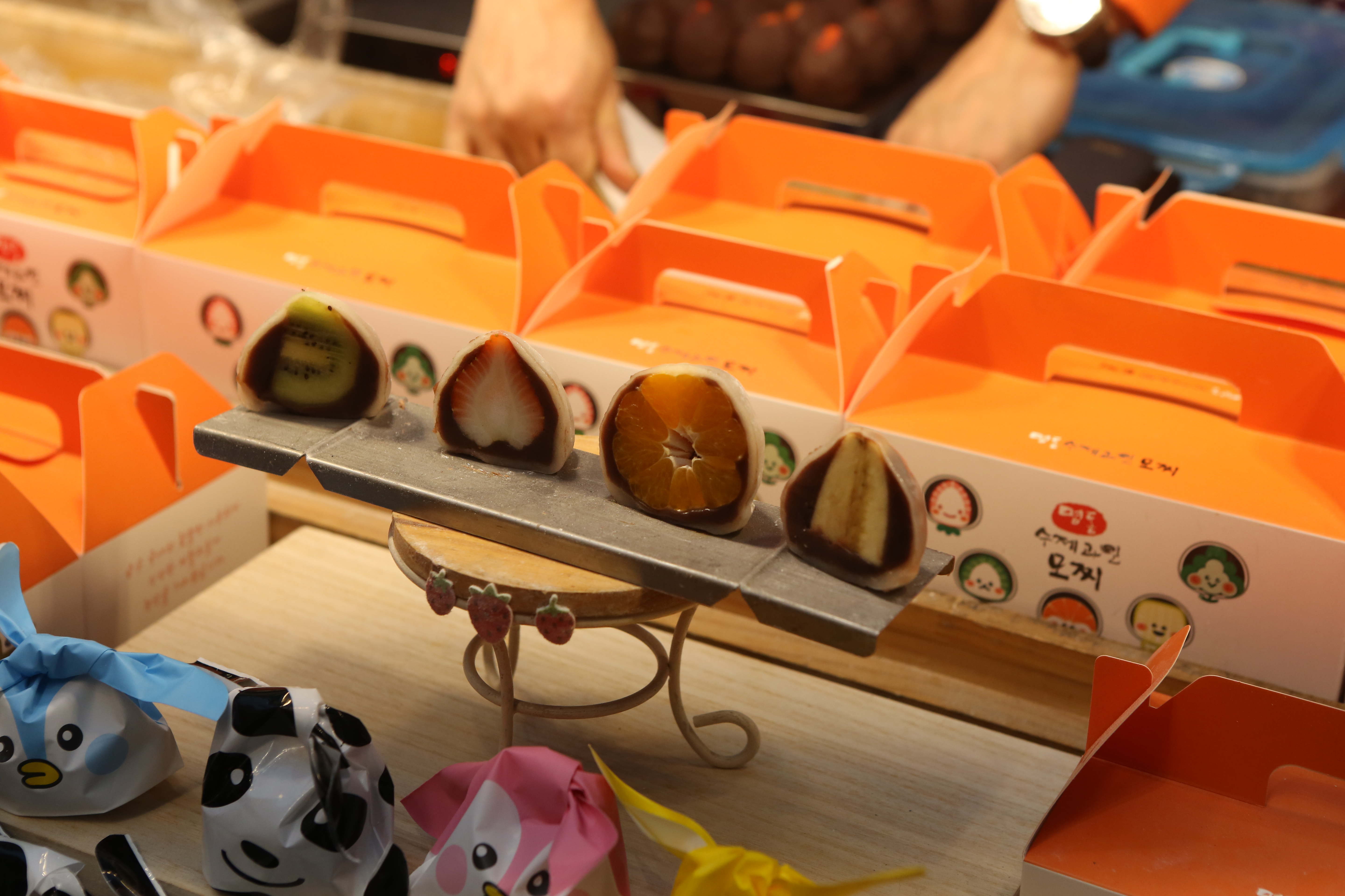 イチゴ大福(タルギモチ)
価格:1個 2,500ウォン
えまり:今や明洞で必ずといって良いほど見かける「イチゴ大福」。イチゴだけでなくキウイ、みかん、バナナのフルーツ大福もありました。