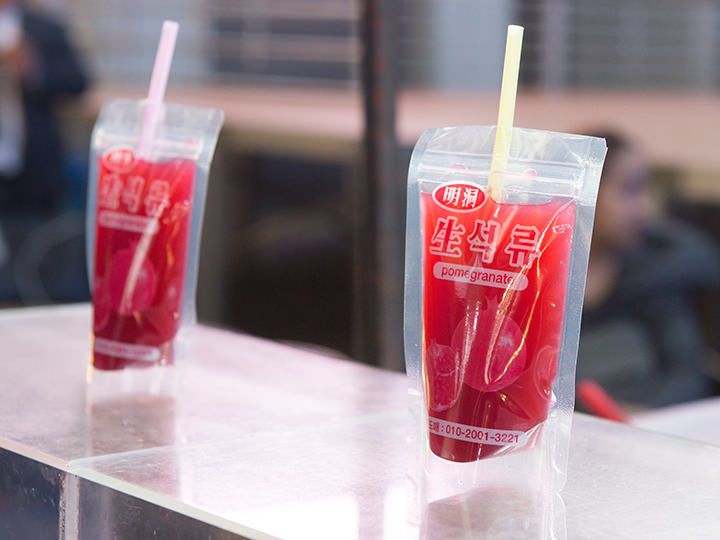 ザクロジュース(ソンニュジュス)
価格:1杯 4,000ウォン
ももか:日本ではなかなか見られない、その場で絞ってくれる「ザクロジュース」!手軽に水分&ビタミン補給できそうです。