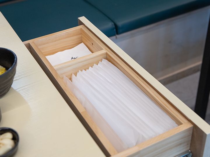 お箸・スプーンはテーブルの横に収納