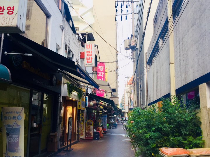 昼間の食堂街。賑わうのは夜になってから