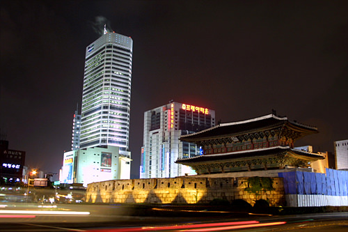 夜の「興仁之門」とファッションビル街