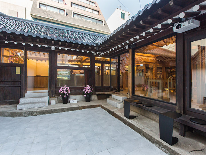 建築当時の柱も一部あり