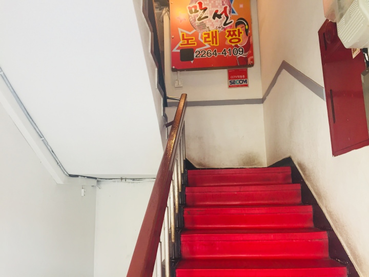 ビルの中の階段を上がり