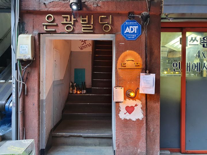 古い雑居ビルの入口