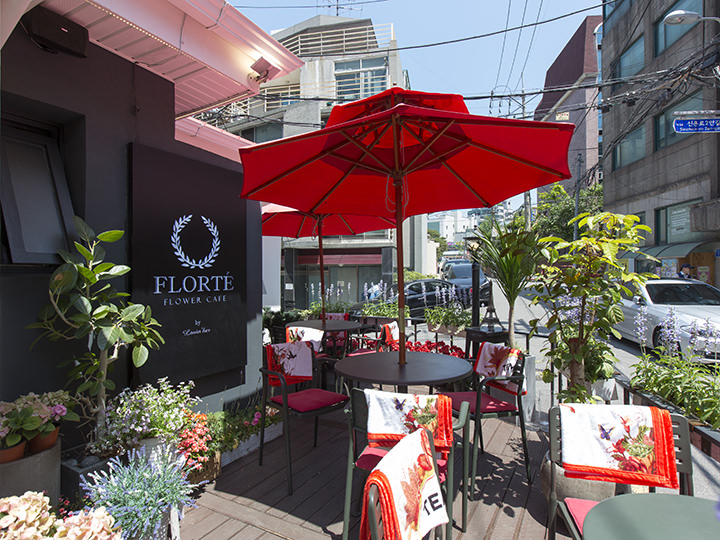 テラス席もあるカワイイお店