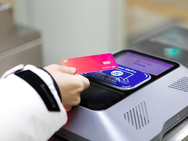 交通カードとして使う場合は、別途チャージが必要