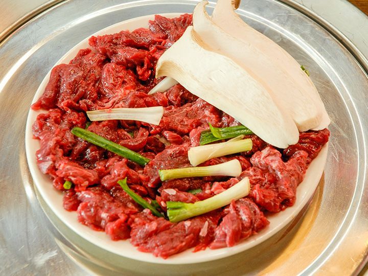 ともばらの一部(치마살/チマサル) ※一般牛
肉質は非常に柔らかく、ひと噛みごとに癖のない淡白な旨みが口の中に広がる。