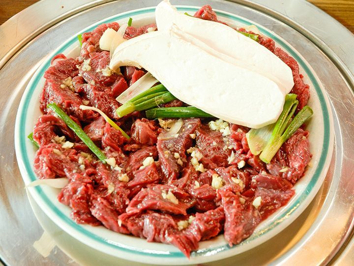 牛ハラミ(안창살/アンチャンサル) ※一般牛
横隔膜にあたる筋肉質な部位。適度な弾力のある歯ごたえが魅力的。