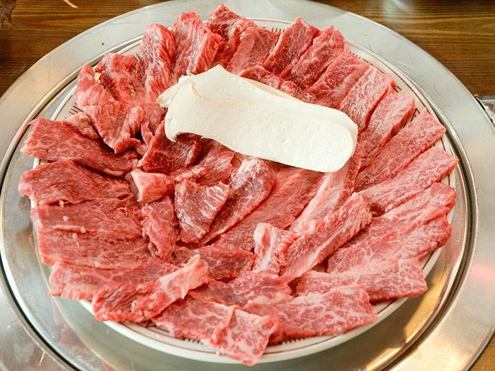 霜降り肩ロース(살치살/サルチサル) ※韓牛
きれいな霜降りが物語るようにとろけるような柔らかさと肉自体に含まれる香ばしい風味が魅力の上品な味わい。